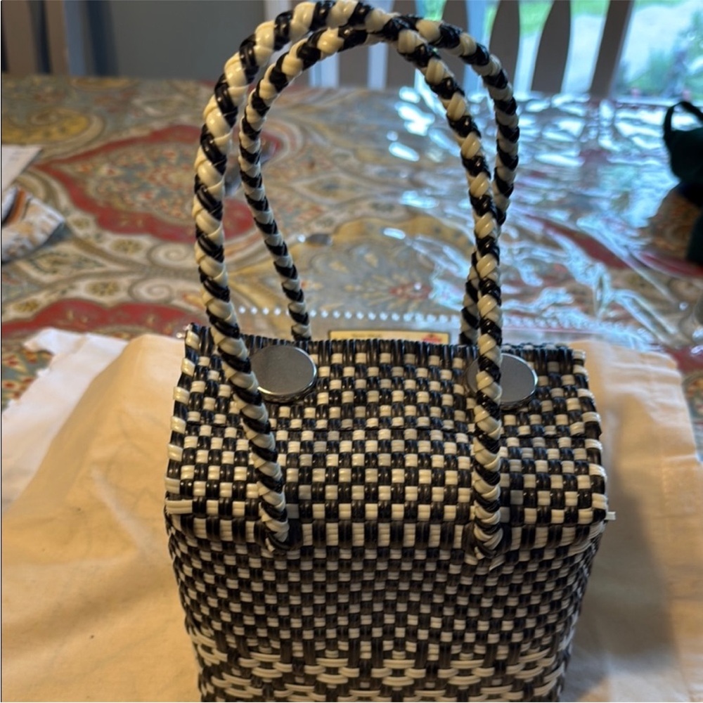 Stylish Black and White Woven Handbag - Picture 1 of 12